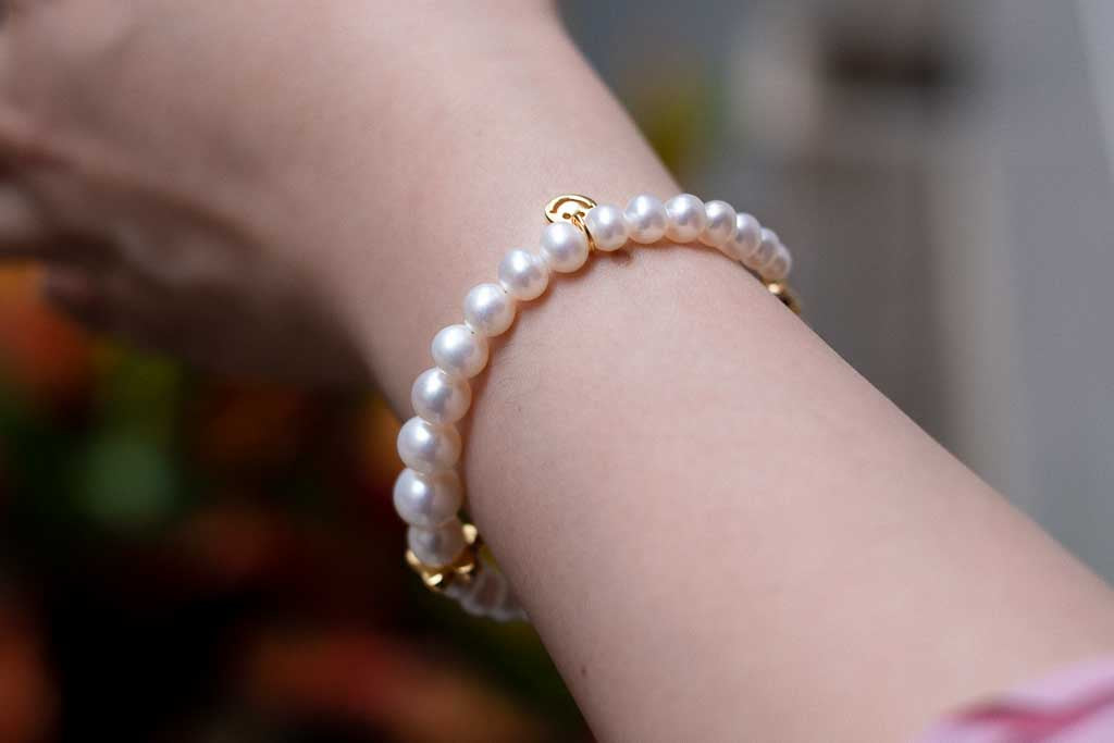Crescendo - Smiley Gold Pearl Bracelet